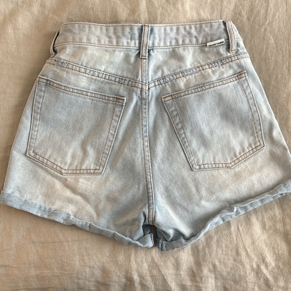 Billabong Shorts - Picture 2 of 3